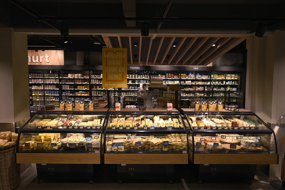 Es ist die Käsetheke der Migros in Egg zu sehen.